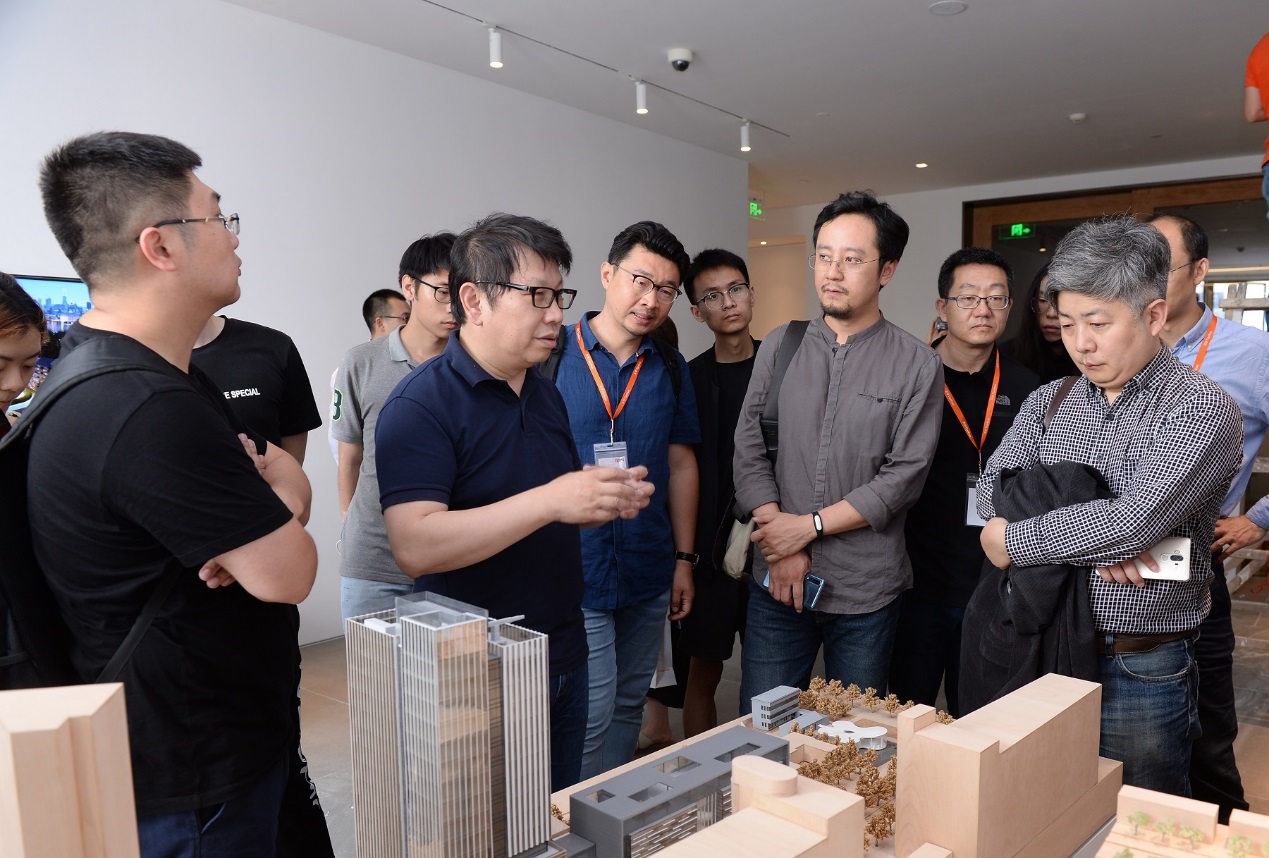 来访结合毕业设计高校师生参观博天堂918办公空间